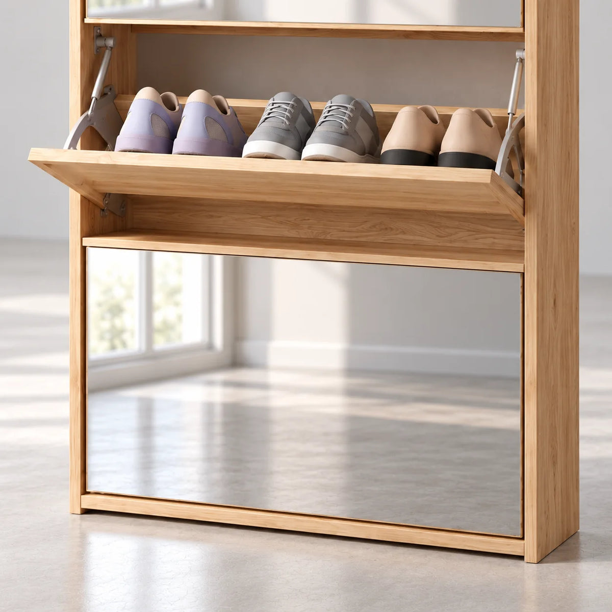 Détail du rangement central ouvert et de la façade miroir inférieure du meuble en bois clair