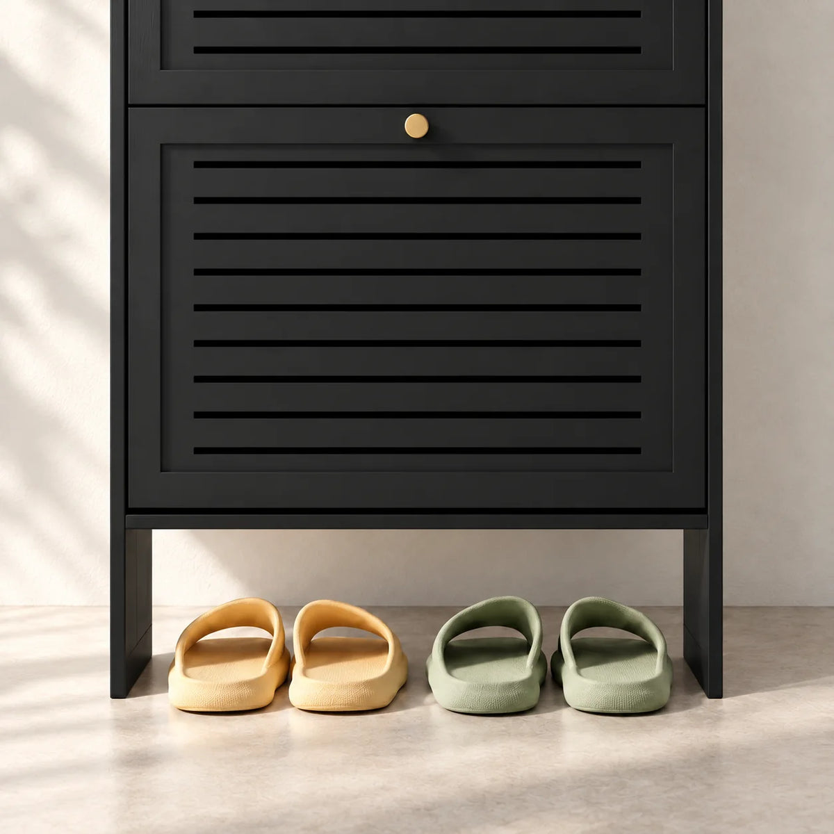 Détail de la façade inférieure ajourée et de la niche basse avec chaussons jaunes et verts