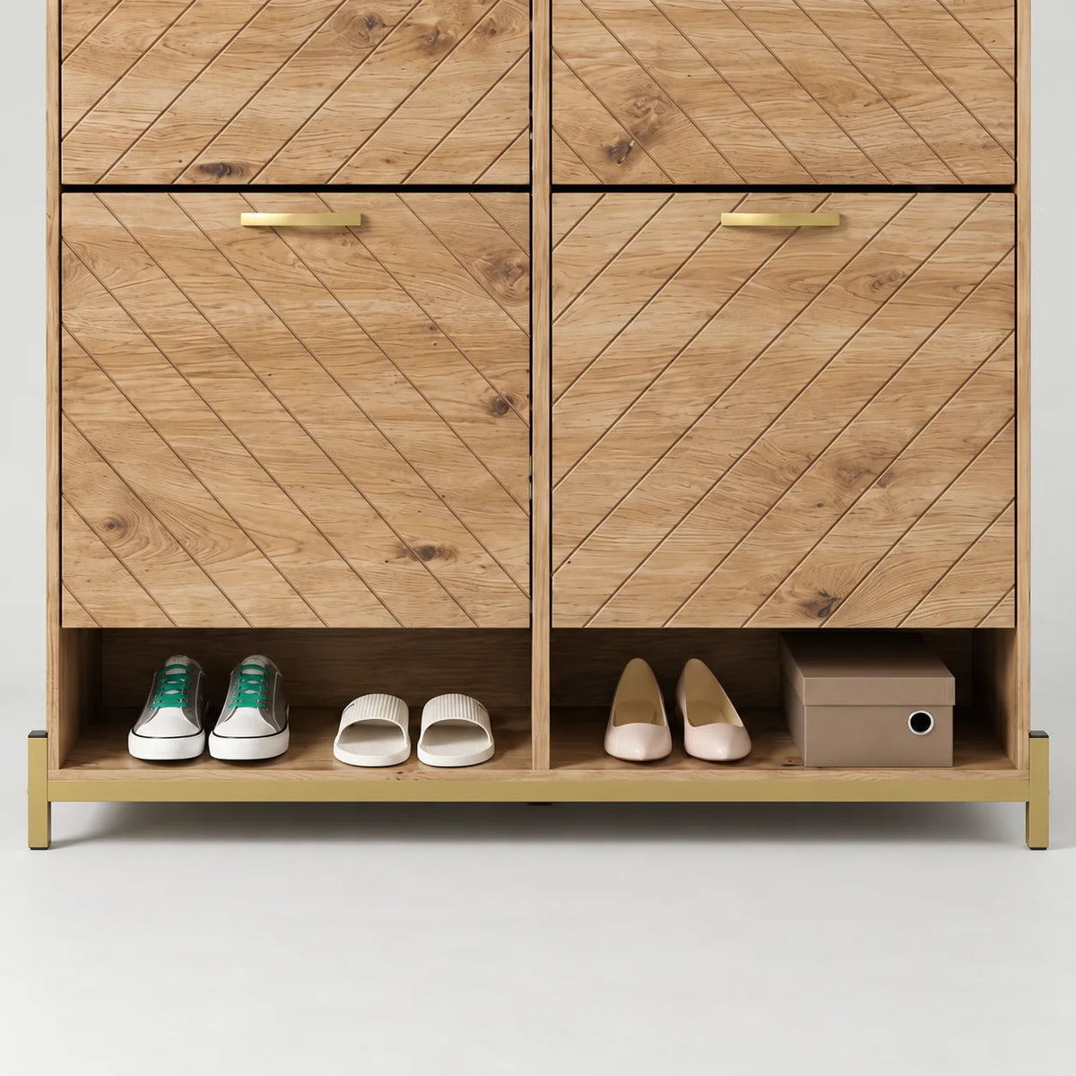 Détail des portes basses rainurées et des deux niches ouvertes pour chaussures