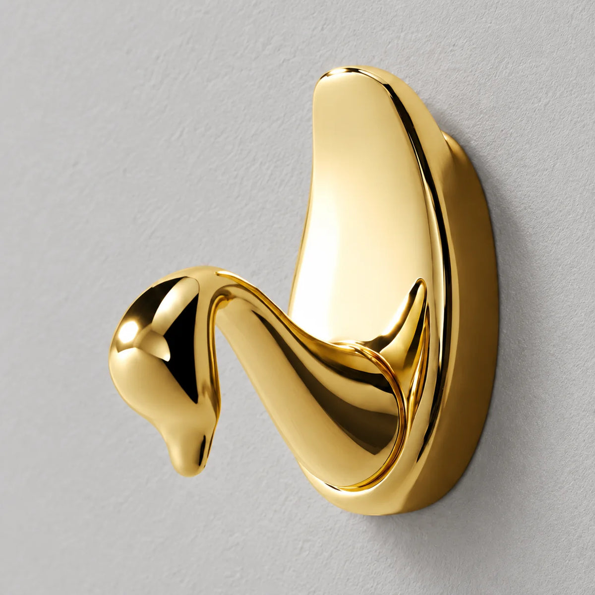Détail de la patère cygne à finition dorée brillante Petit et de sa base ovale en alliage d'aluminium