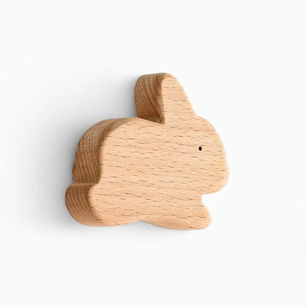 Photo originale de la patère lapin beige en bois, profil de face et œil noir discret