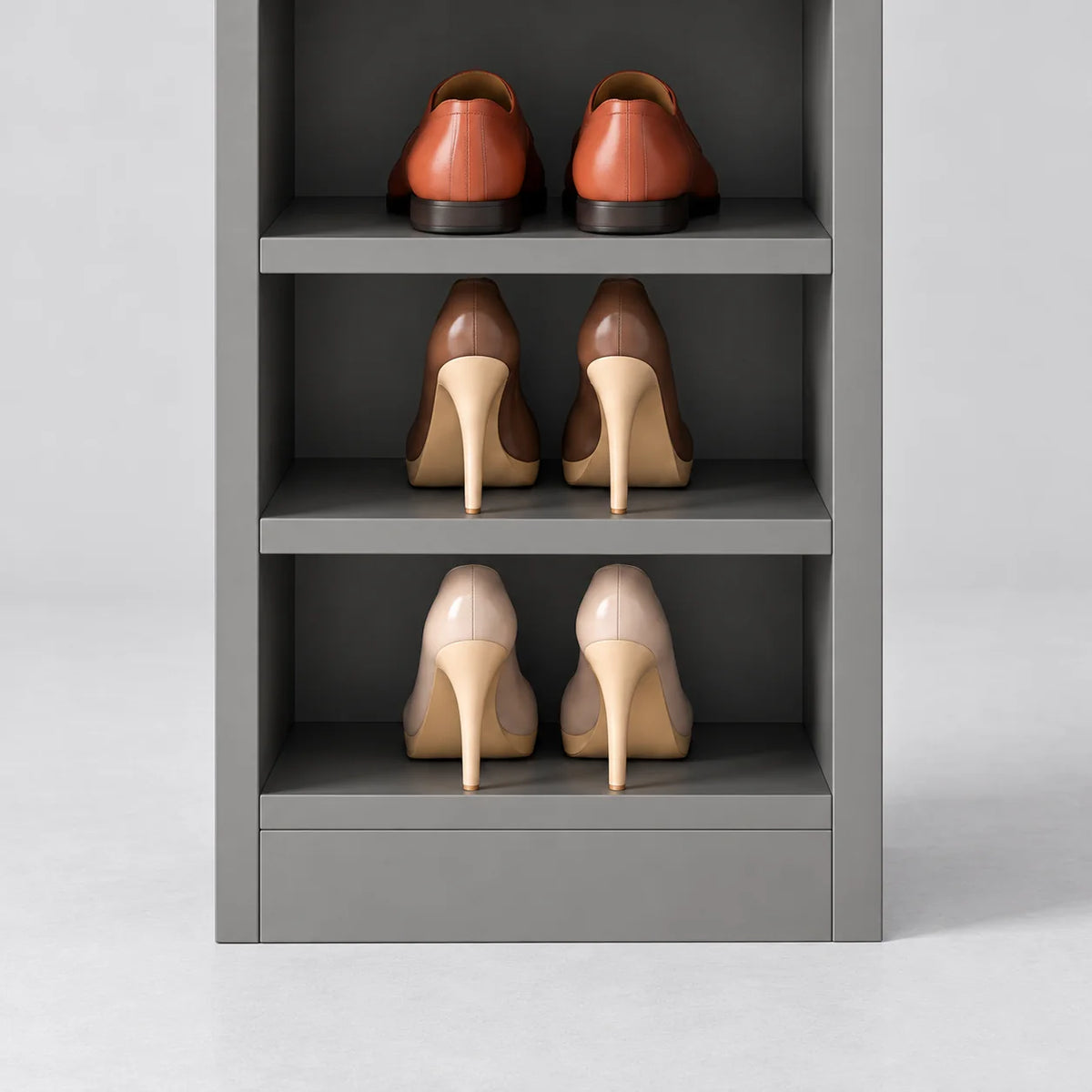 Détail des étagères inférieures et du socle du petit meuble à chaussures gris