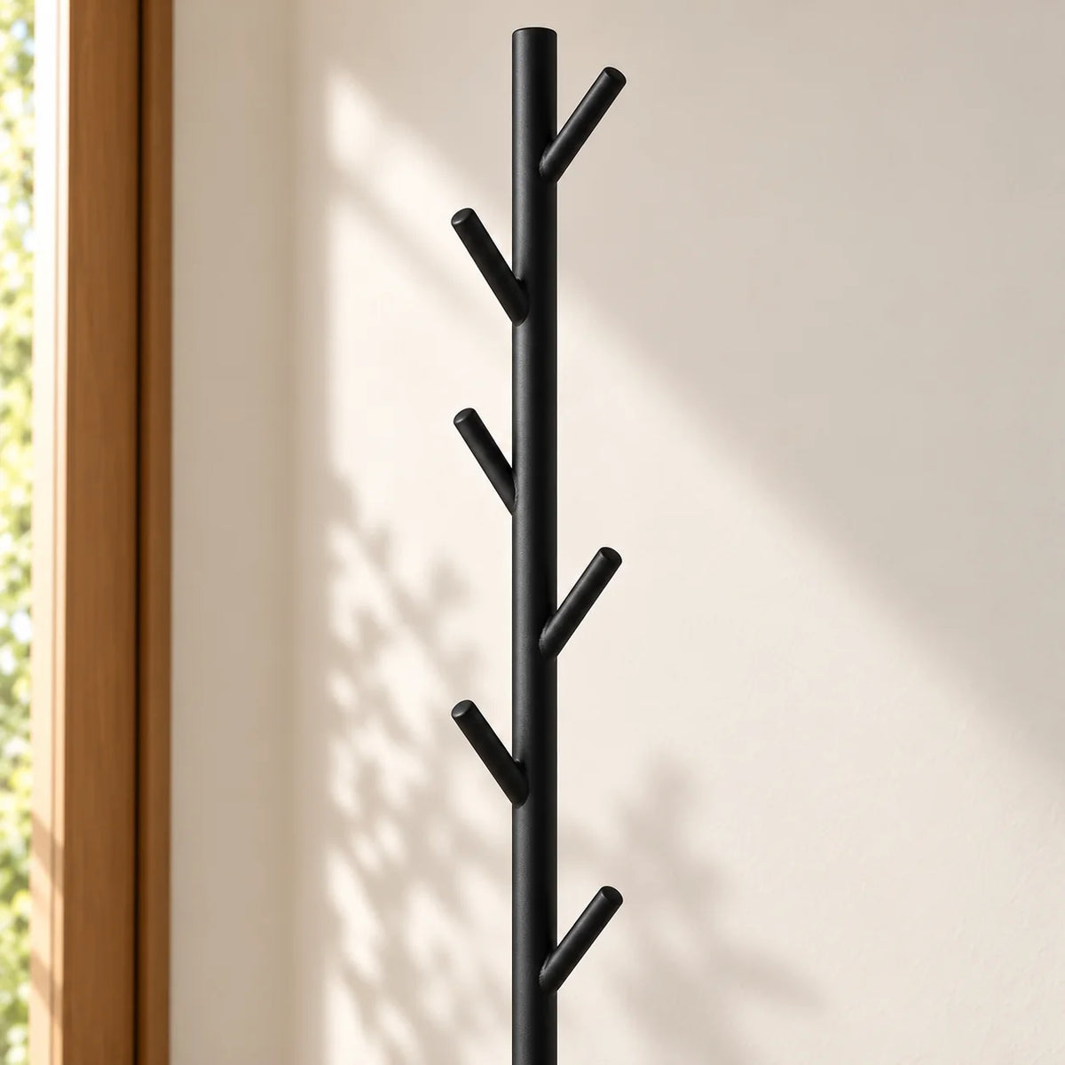 Gros plan des sept patères en branches du porte-manteau arbre noir