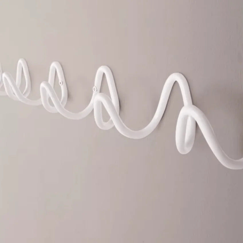 Photographie d’origine montrant les ondulations et les fixations du porte-manteau Vrille blanc