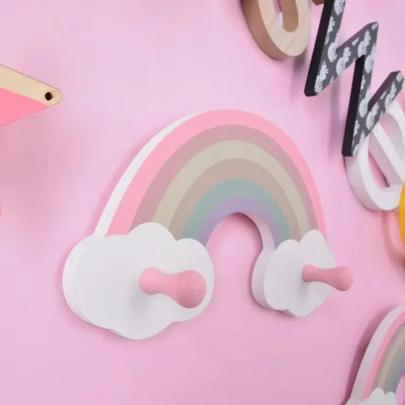Photo d'origine du porte-manteau arc-en-ciel rose sur un mur rose