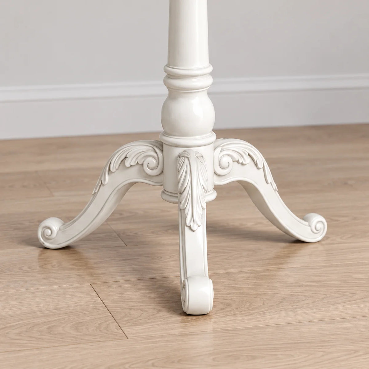 Détail des trois pieds sculptés et courbés du porte-manteau perroquet blanc