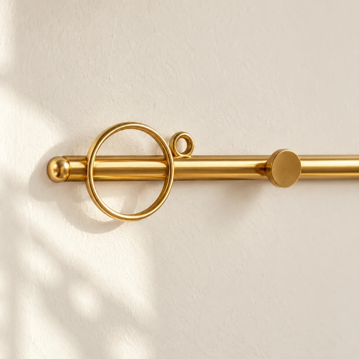 Détail de l'anneau et du crochet rond du porte-manteau I mural doré