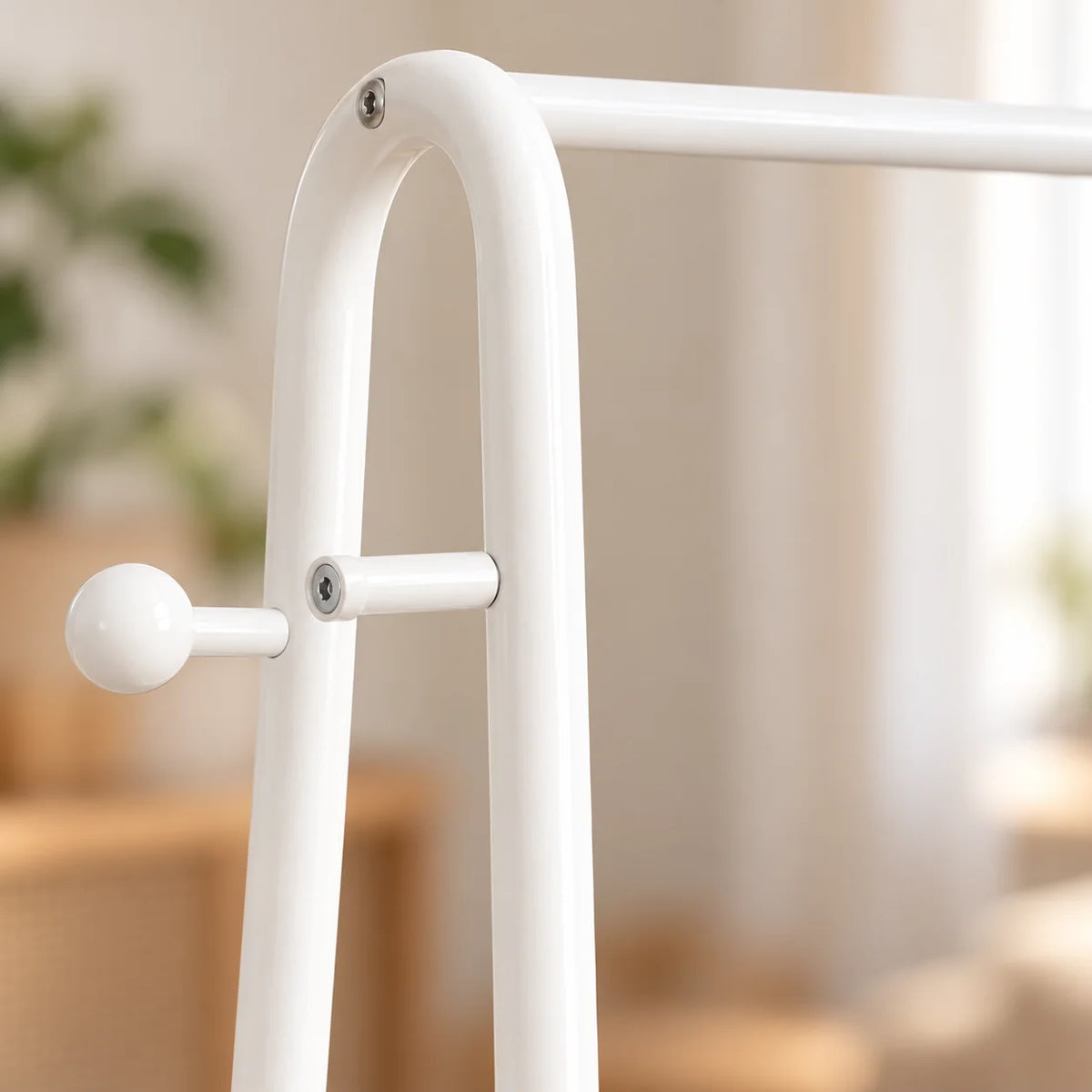 Gros plan de l’arche en métal blanc, de la barre et de la patère latérale du mini dressing