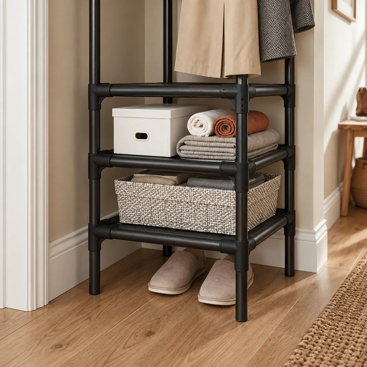 Détail des trois étagères et du rangement à chaussures du porte-manteau noir