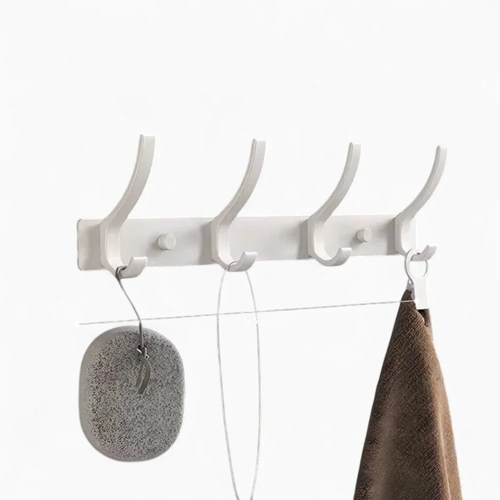 Photo d'origine du porte-manteau mural blanc à quatre crochets avec accessoires suspendus