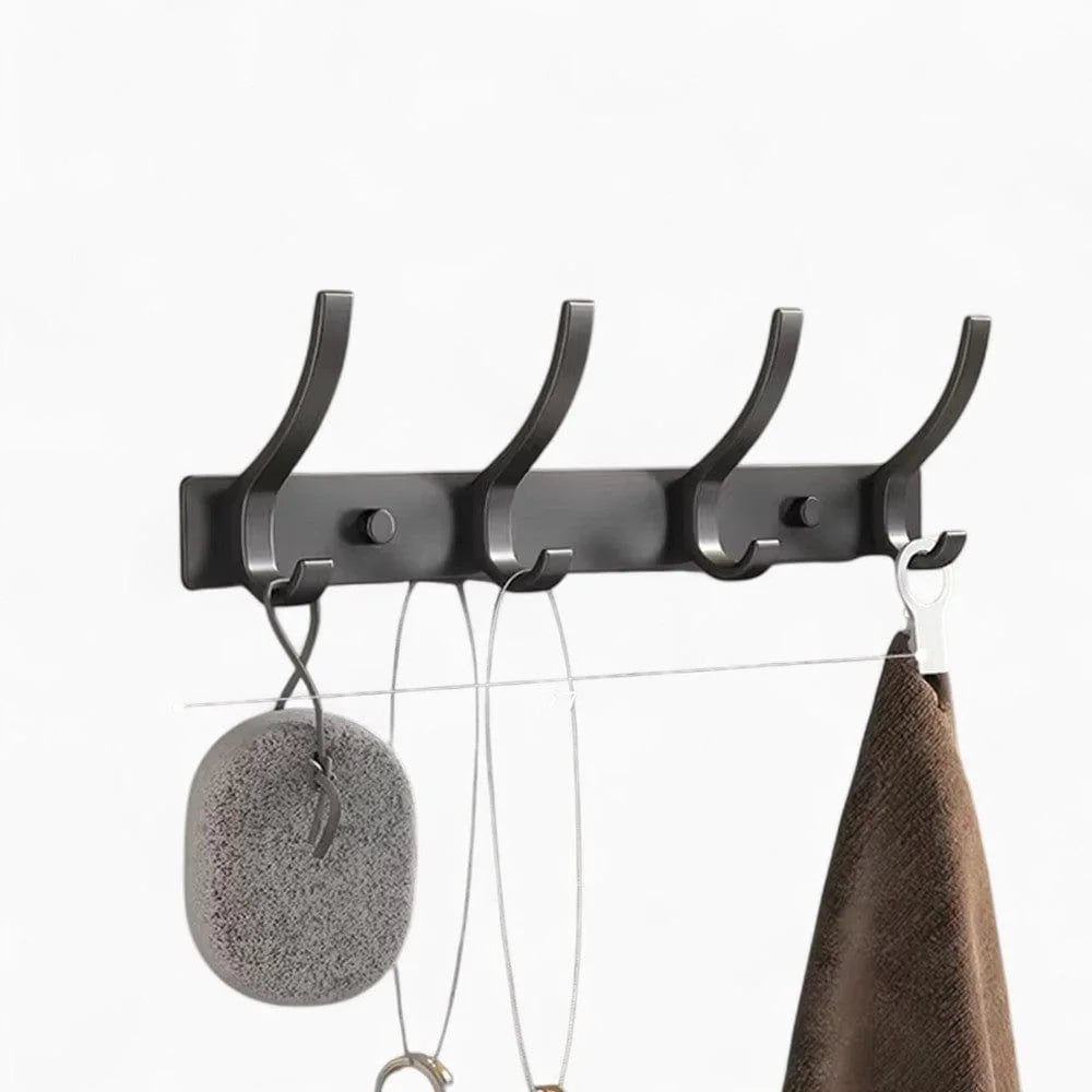 Photo d'origine du porte-manteau noir à quatre crochets avec accessoires suspendus