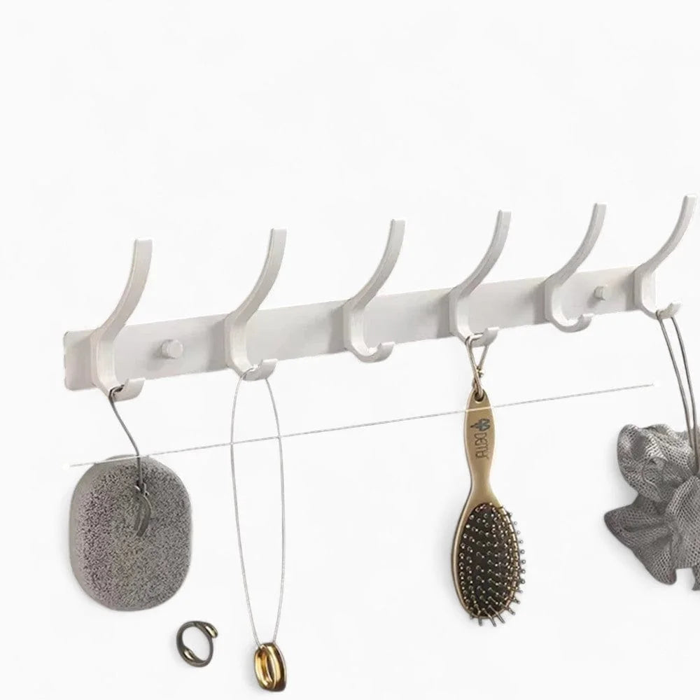Photo d'origine du porte-manteau mural blanc à six crochets avec accessoires suspendus