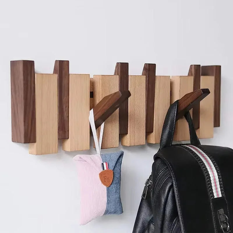 Porte-manteau mural en bois mixte avec accessoires et sac suspendus, photo originale