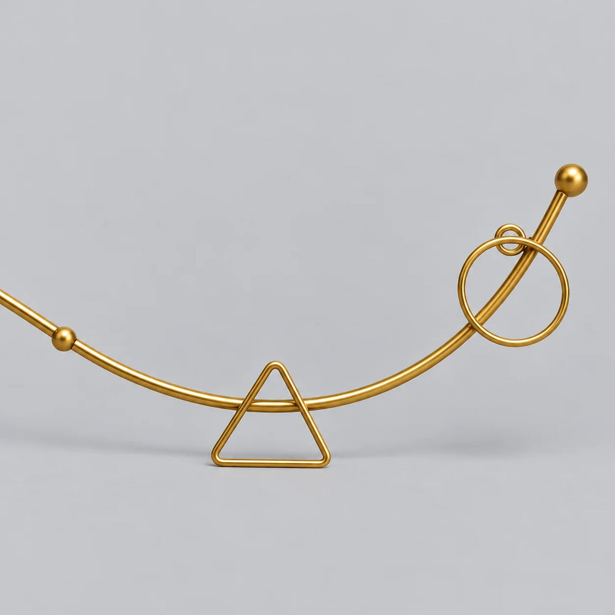 Détail du triangle et de la boucle droits du porte-manteau Serpent doré