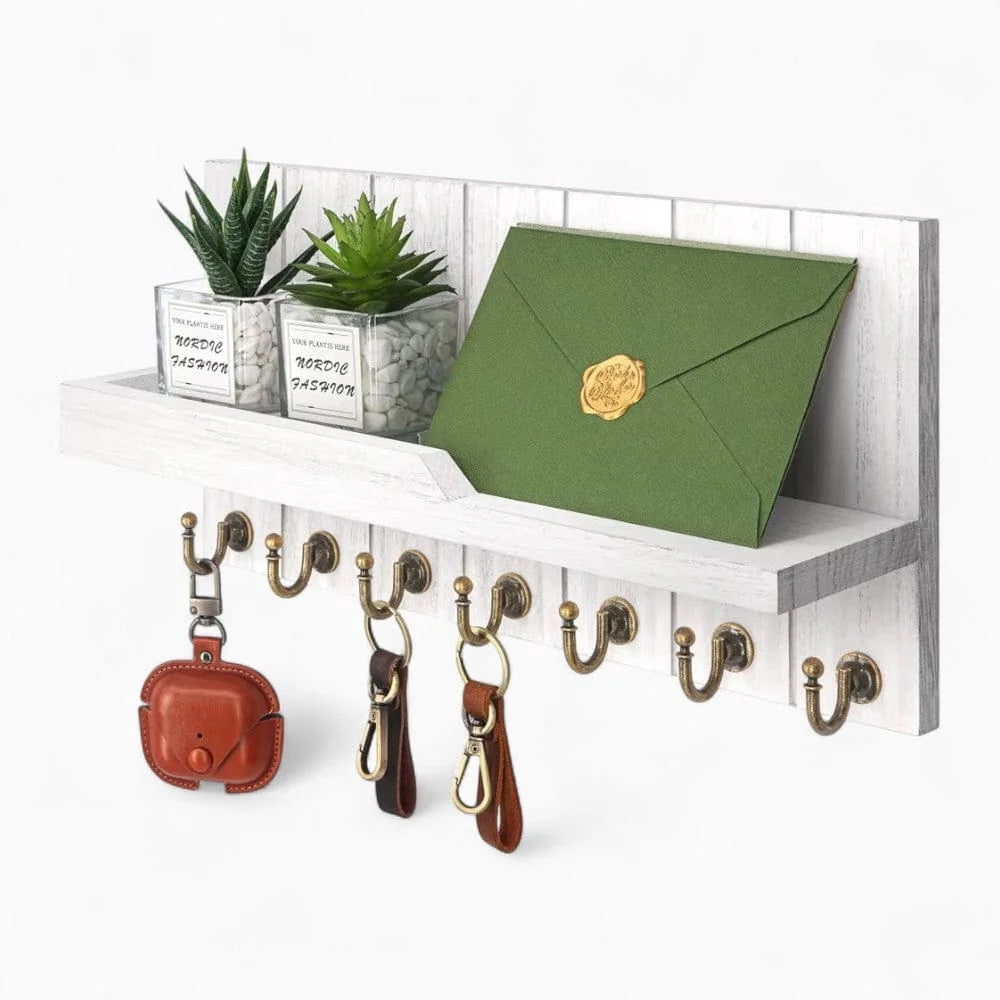 Photo originale du porte-manteau mural blanc avec tablette, plantes, courrier, clés et sept crochets dorés