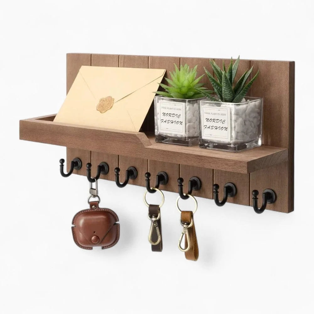 Photo originale du porte-manteau mural brun avec tablette, plantes, courrier, clés et sept crochets noirs