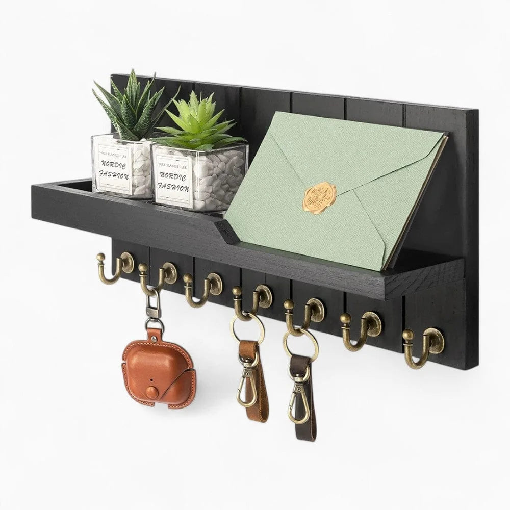 Photo originale du porte-manteau mural noir avec tablette et sept crochets dorés, décoré de plantes, courrier et clés