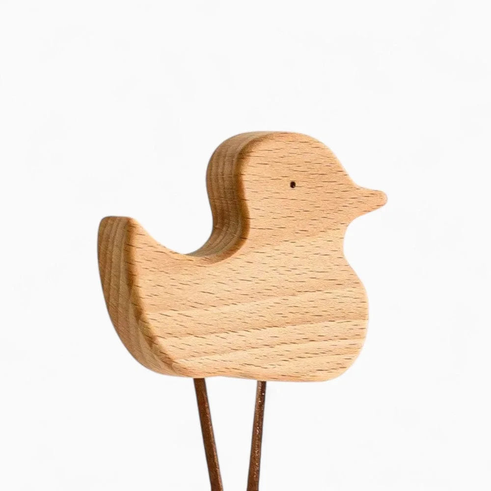 Photo originale de la patère canard beige en bois, vue de face avec bec et œil discrets