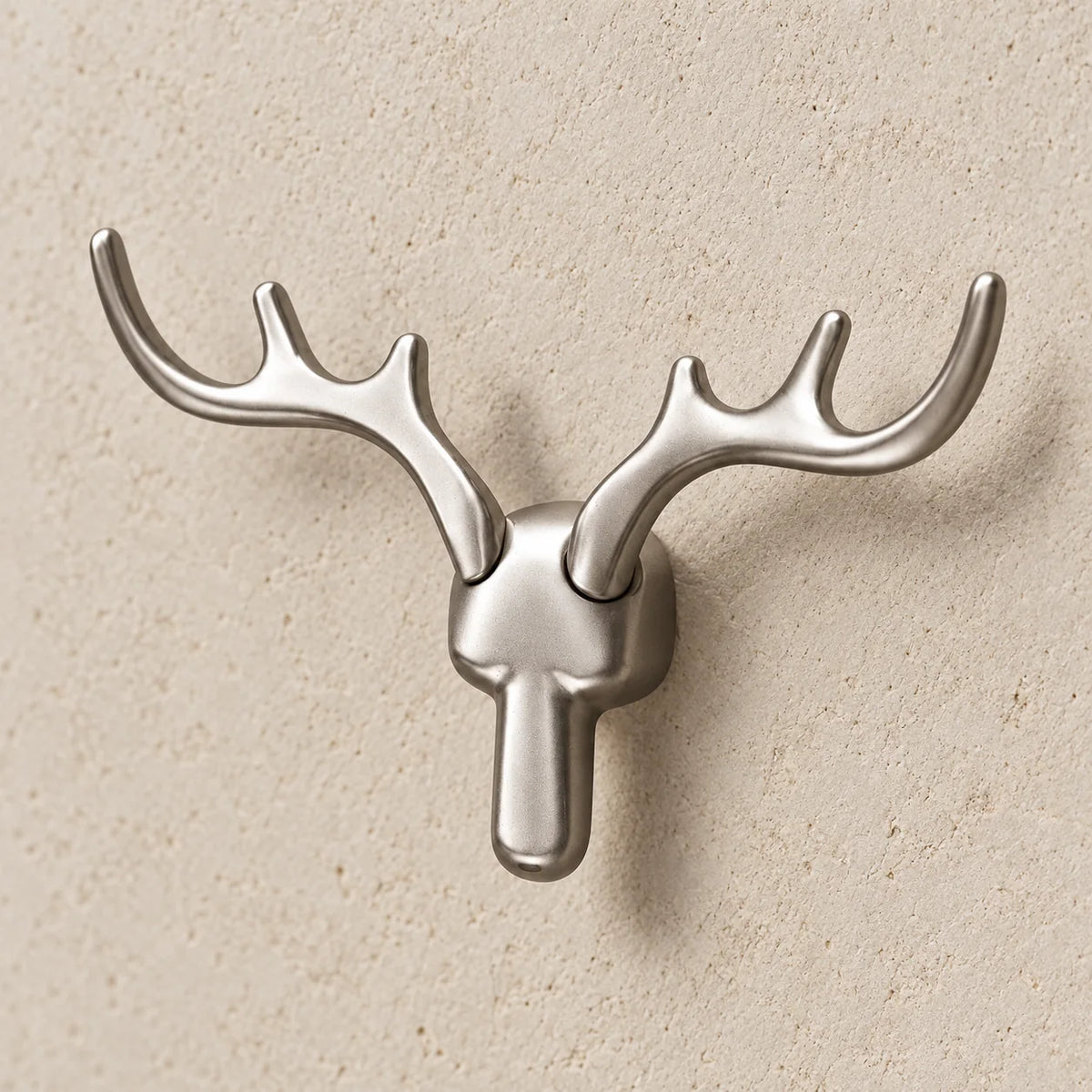 Détail du support central de la patère cerf argentée