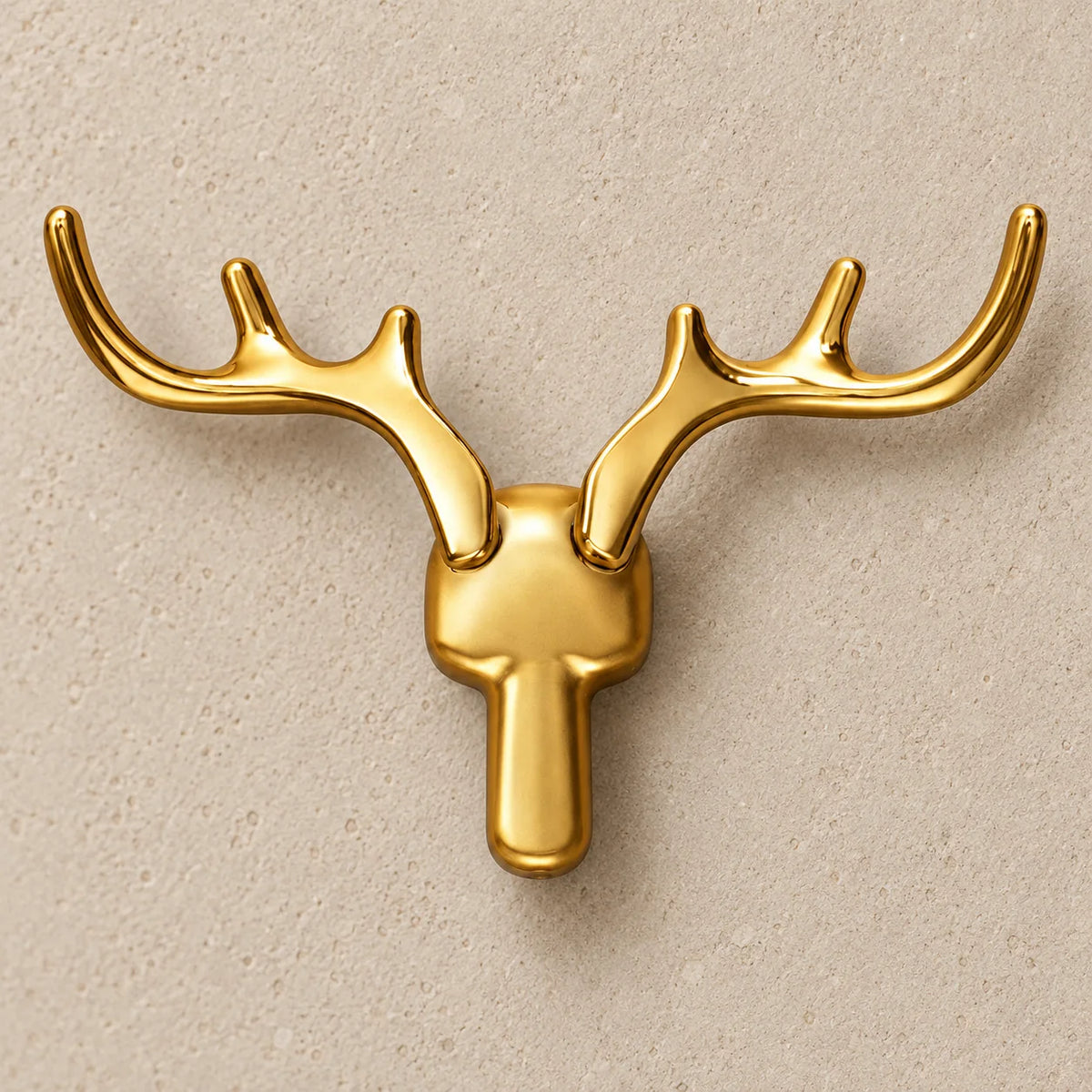 Détail du support central et de la tige de la patère cerf dorée