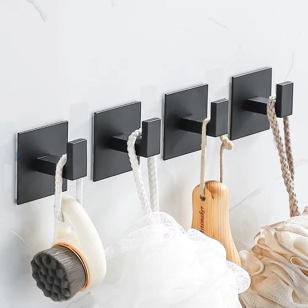 Photo originale de patères noires supportant des accessoires de bain