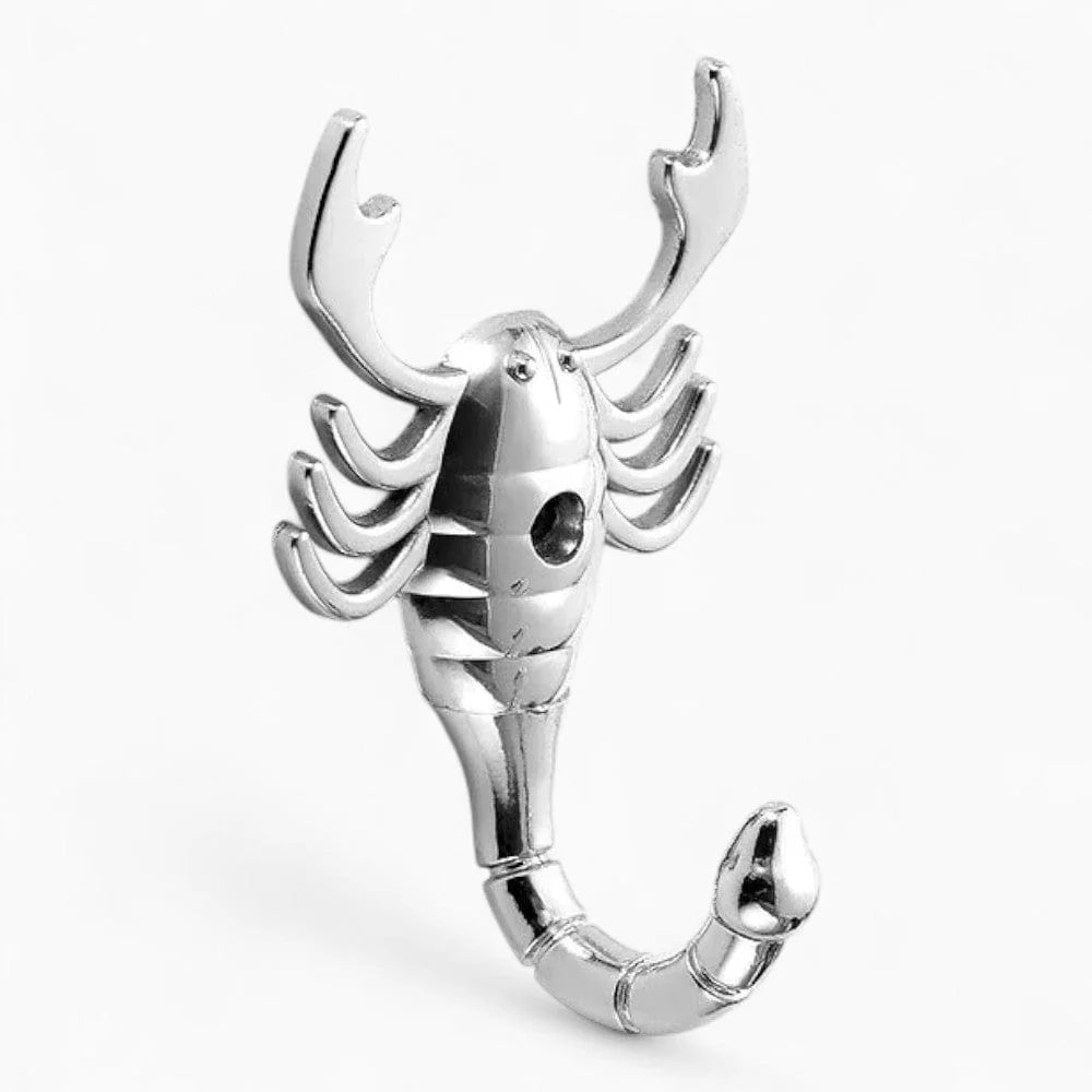 Photo d'origine de la patère scorpion argent avec pinces, six pattes et queue crochet