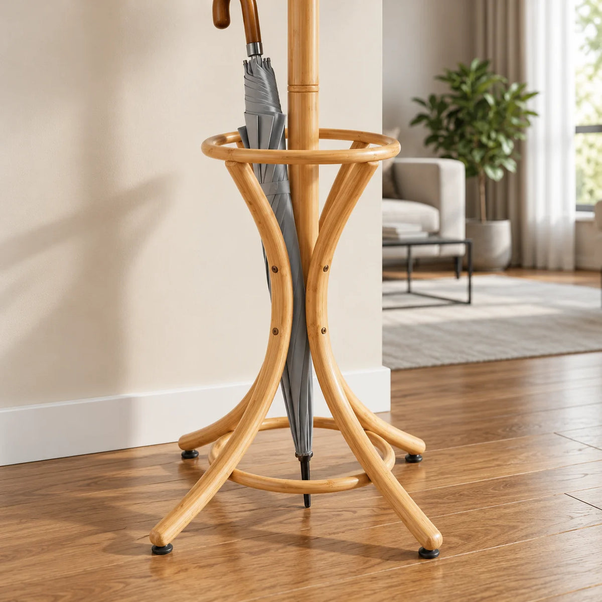 Détail du porte-parapluies et du piètement courbé du porte-manteau perroquet bois clair