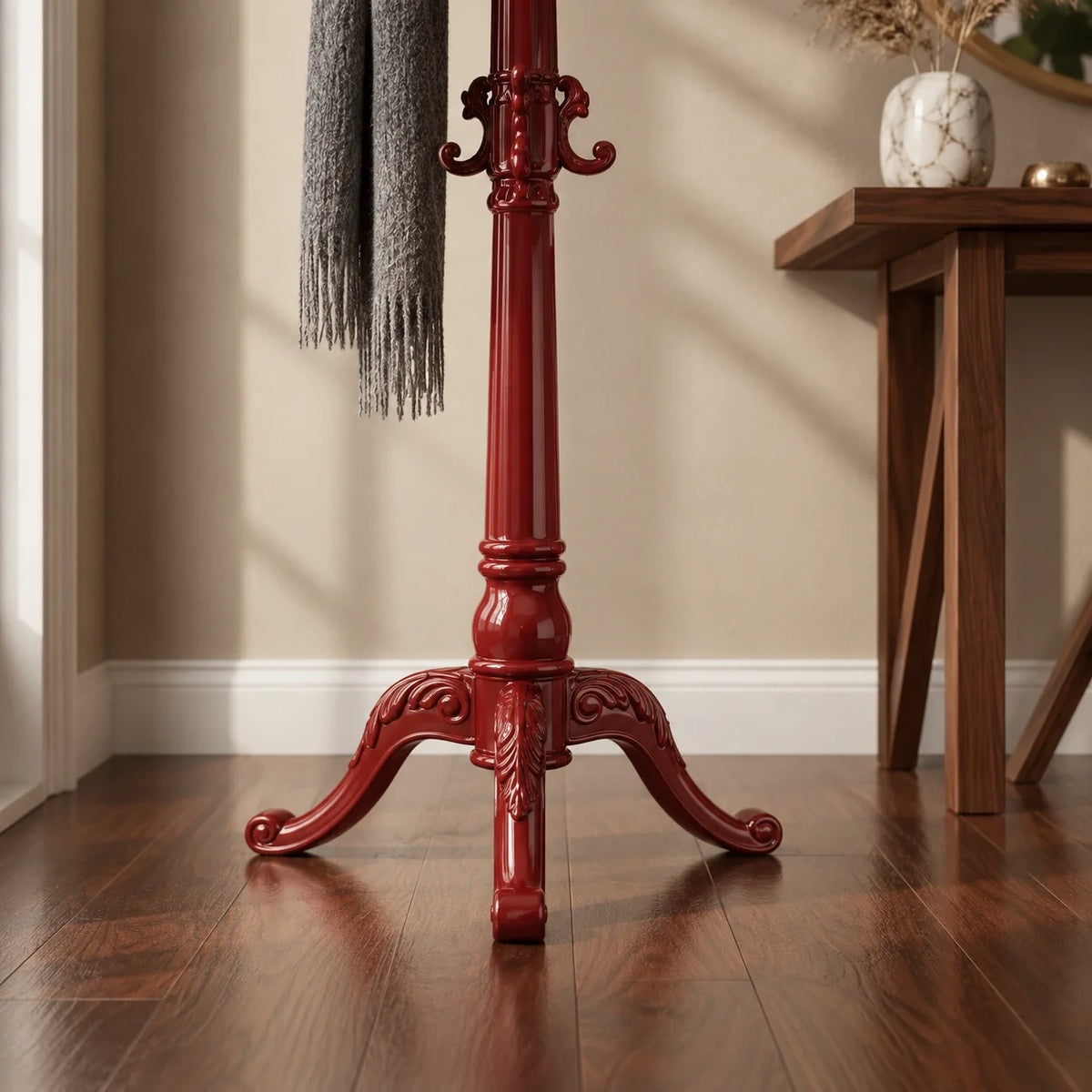 Détail des trois pieds sculptés du porte-manteau perroquet rouge
