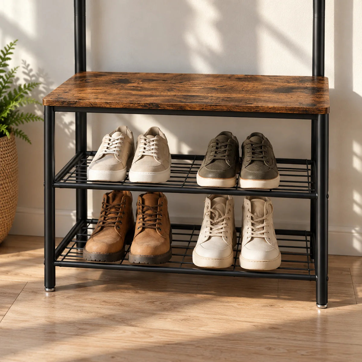 Détail du banc en bois brun et des deux étagères à chaussures en métal noir