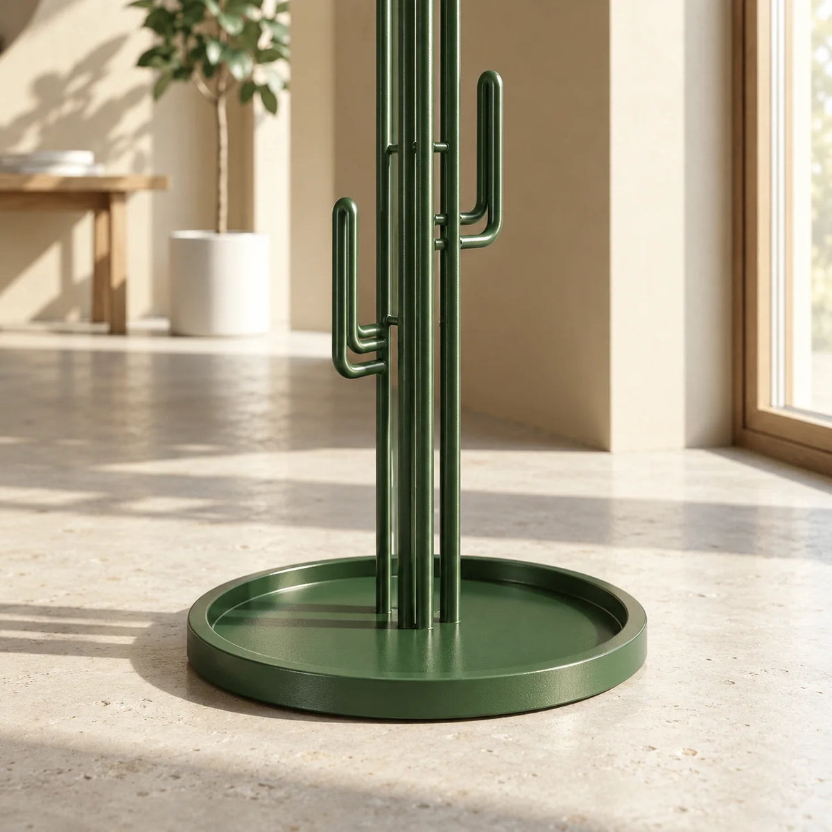 Gros plan du socle rond et des crochets bas du porte-manteau cactus vert
