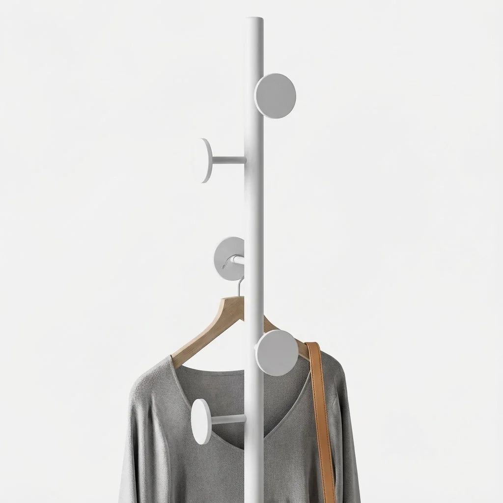 Détail original des patères rondes blanches du porte-manteau champignon