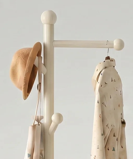 Détail de la boule supérieure, de la traverse en bois blanc et du chapeau suspendu sur la patère