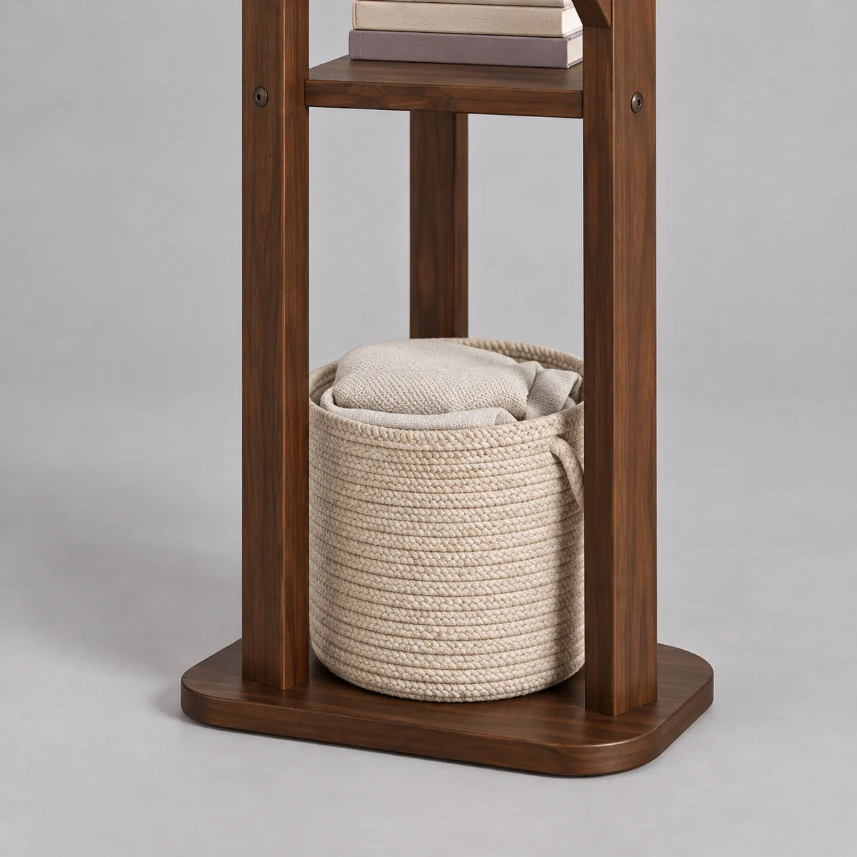 Détail de la base en bois foncé et de son panier de rangement