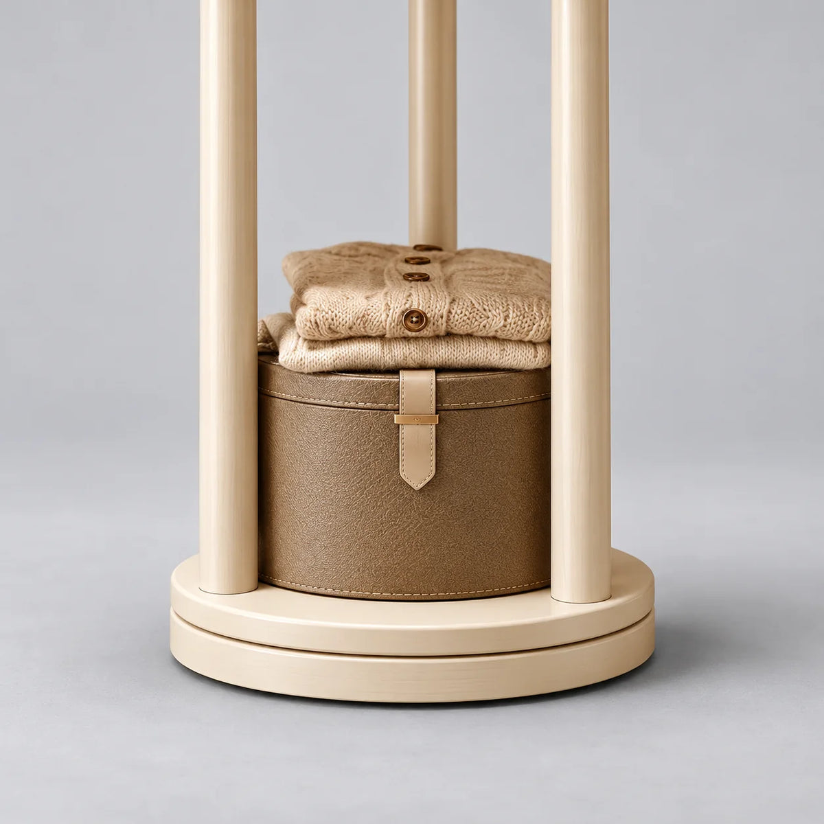 Gros plan du socle rond et de l'espace de rangement inférieur du porte-manteau blanc