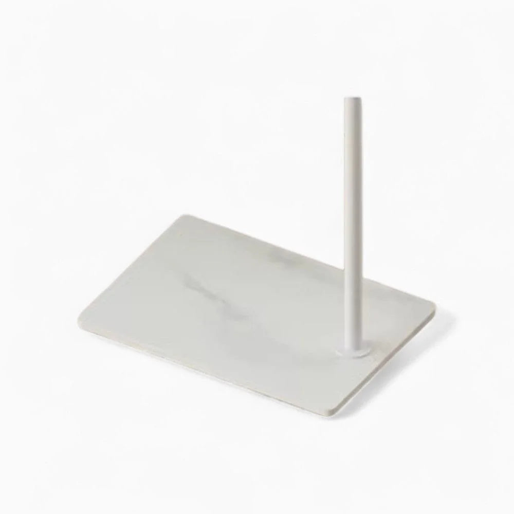 Socle rectangulaire blanc du porte-manteau voûté noir, photo d’origine