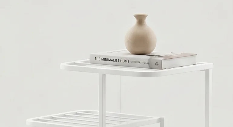 Détail du plateau supérieur blanc avec livre blanc et petit vase beige