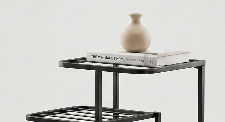 Détail du plateau supérieur noir avec livre blanc et petit vase beige