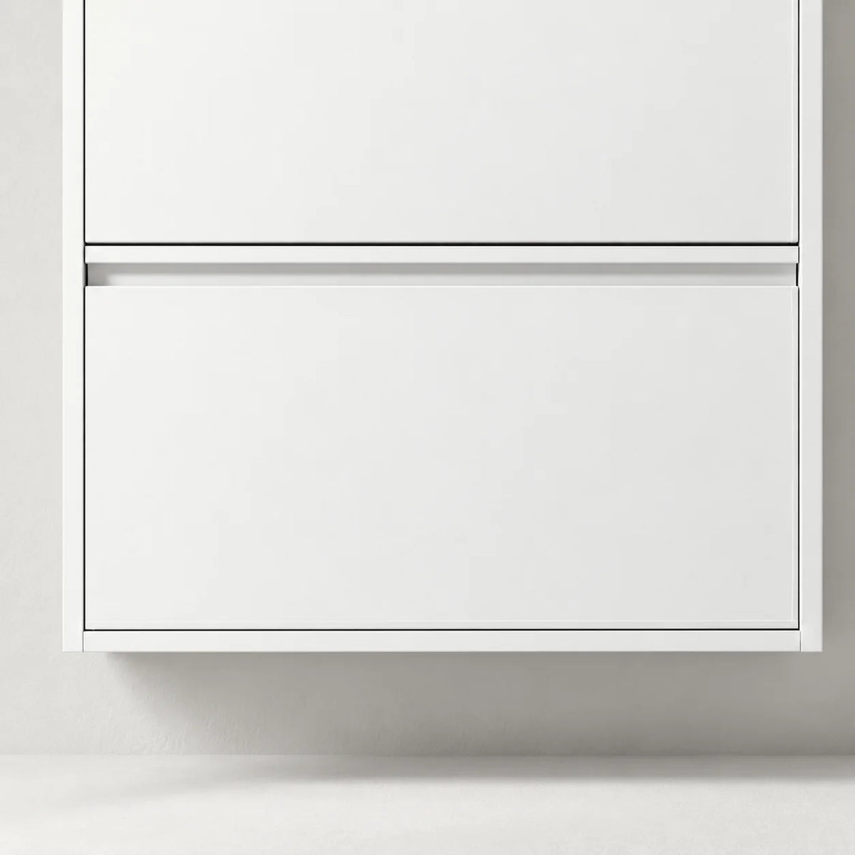 Détail de la façade inférieure et du bord suspendu du rangement à chaussures blanc