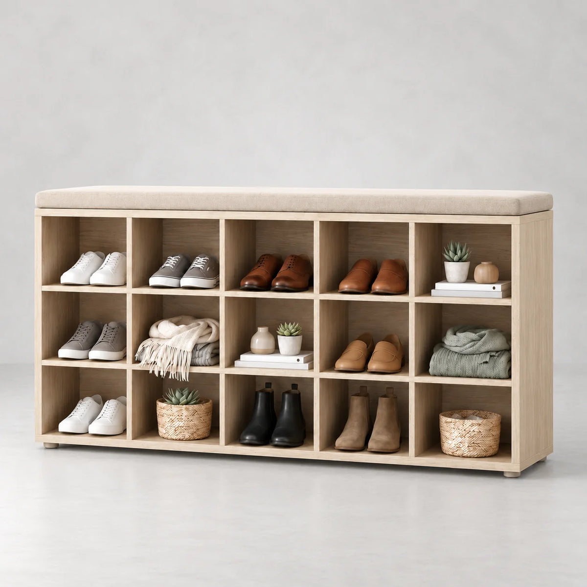 Vue de trois quarts du banc à chaussures beige à quinze niches montrant sa profondeur