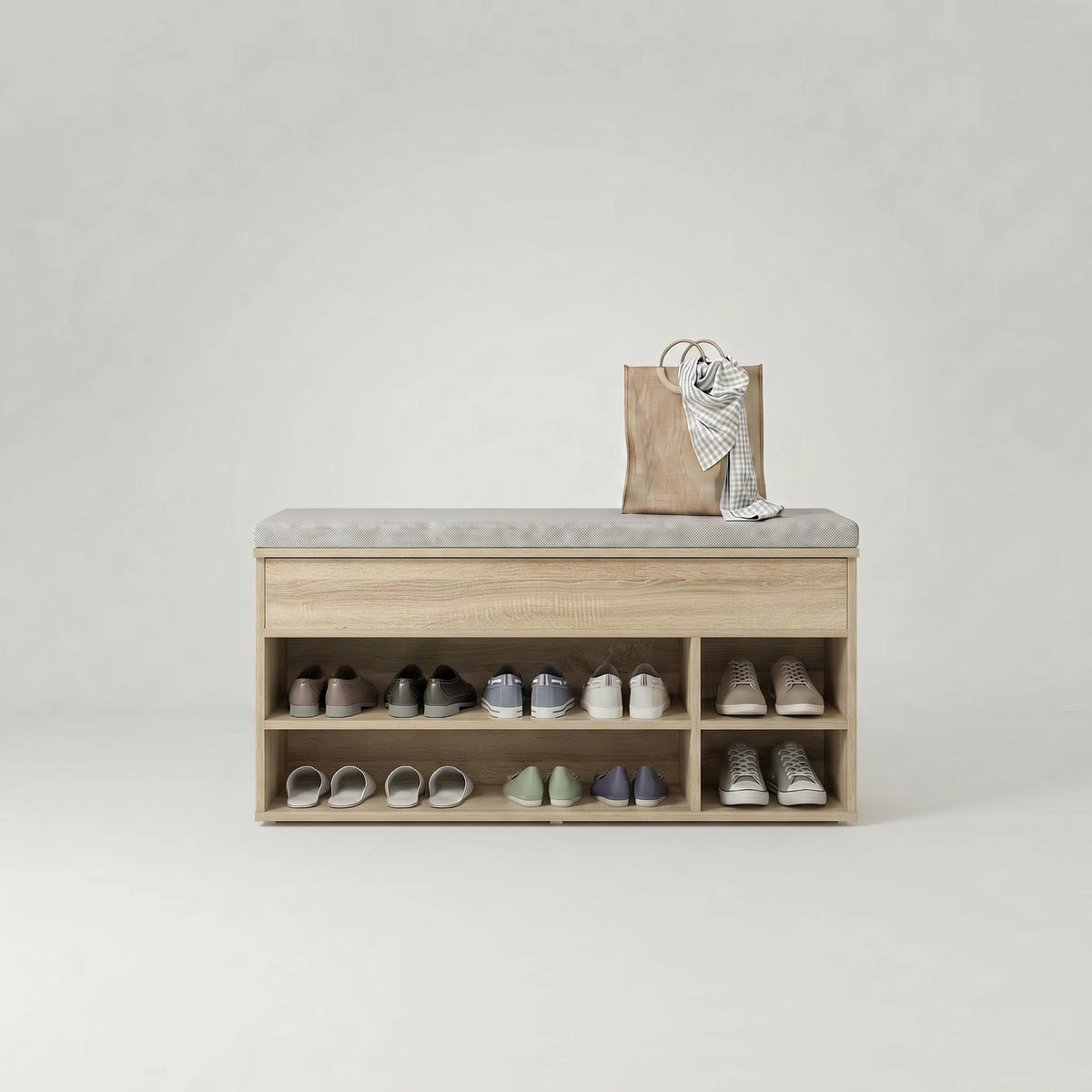 Photo originale du banc à chaussures en bois beige clair avec coussin gris
