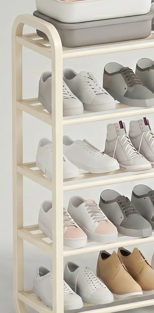 Détail du montant latéral blanc ivoire arrondi et des barres des étagères à chaussures