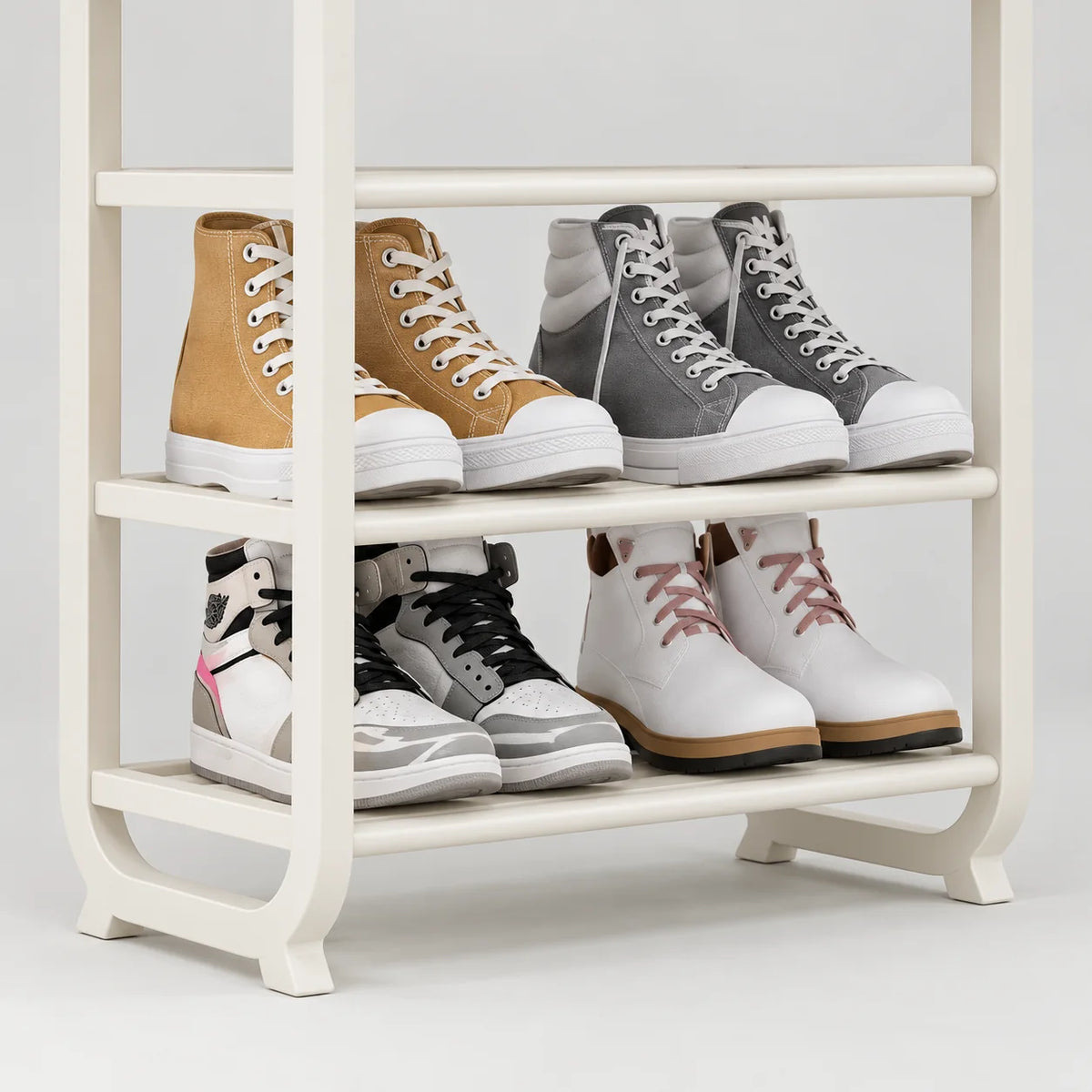 Détail des deux niveaux inférieurs de l’étagère blanche avec chaussures montantes grises, beiges et blanches