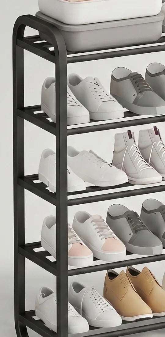 Détail du montant latéral noir arrondi et des barres des étagères à chaussures