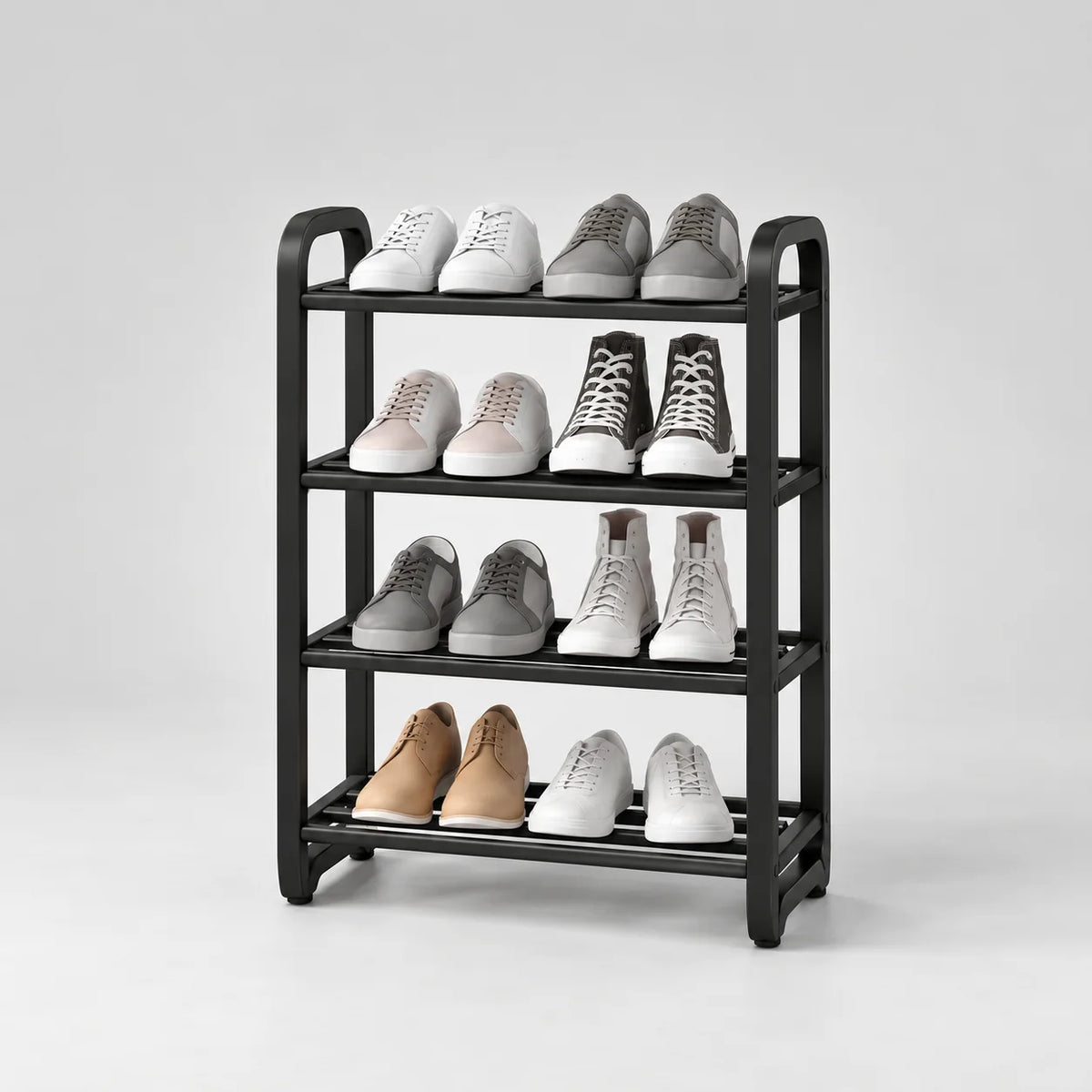 Vue de trois quarts de l’étagère à chaussures noire montrant la profondeur des quatre niveaux sur fond gris