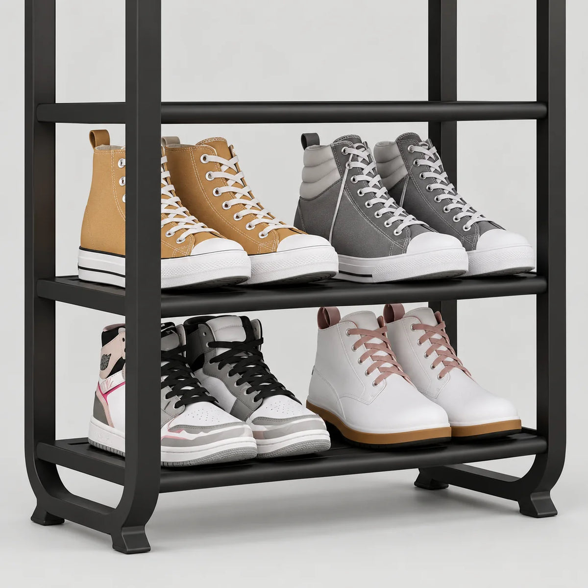 Détail des deux niveaux inférieurs de l’étagère noire avec chaussures montantes grises, beiges et blanches