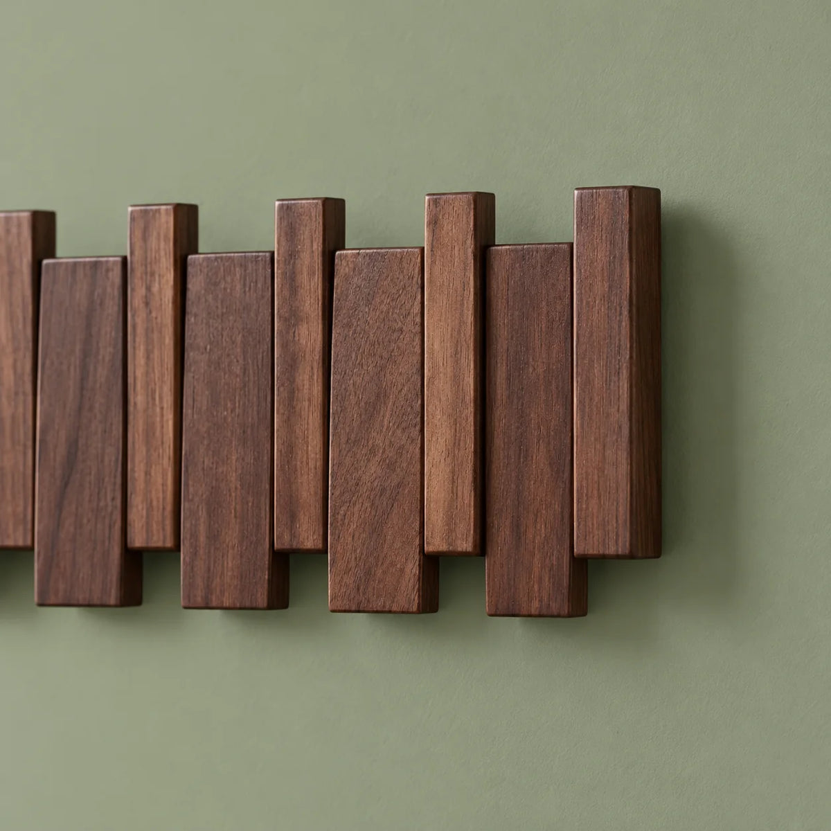 Détail du grain et de l’extrémité droite du porte-manteau en bois foncé