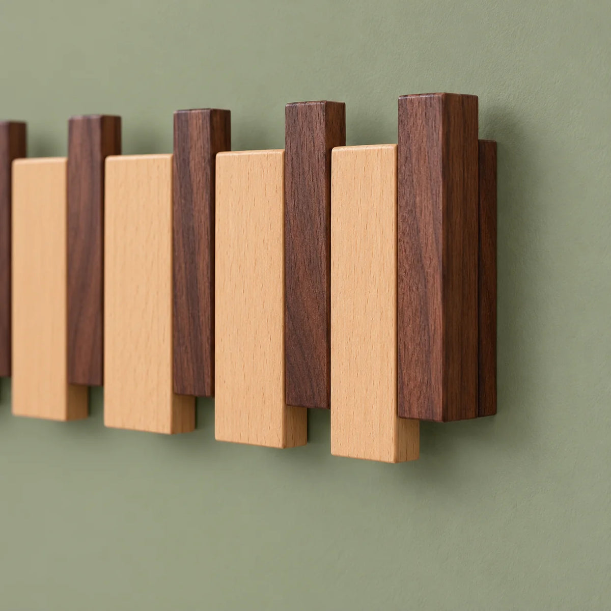 Gros plan de la texture des lames en bois clair et foncé du grand porte-manteau