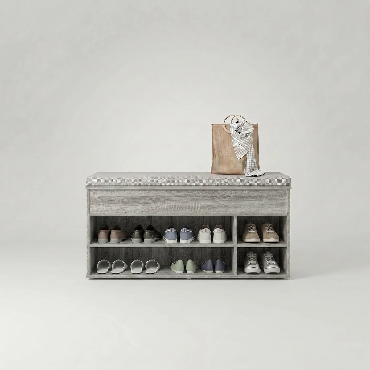 Photo originale du banc à chaussures en bois gris patiné avec coussin gris