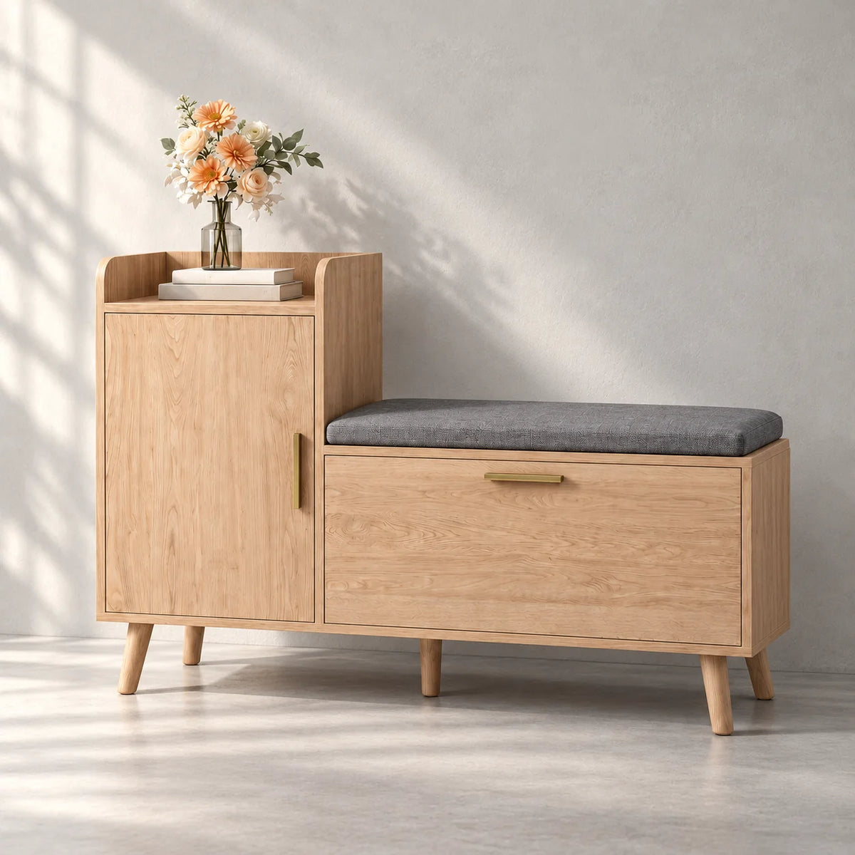 Vue de trois quarts du meuble à chaussures avec assise montrant sa profondeur