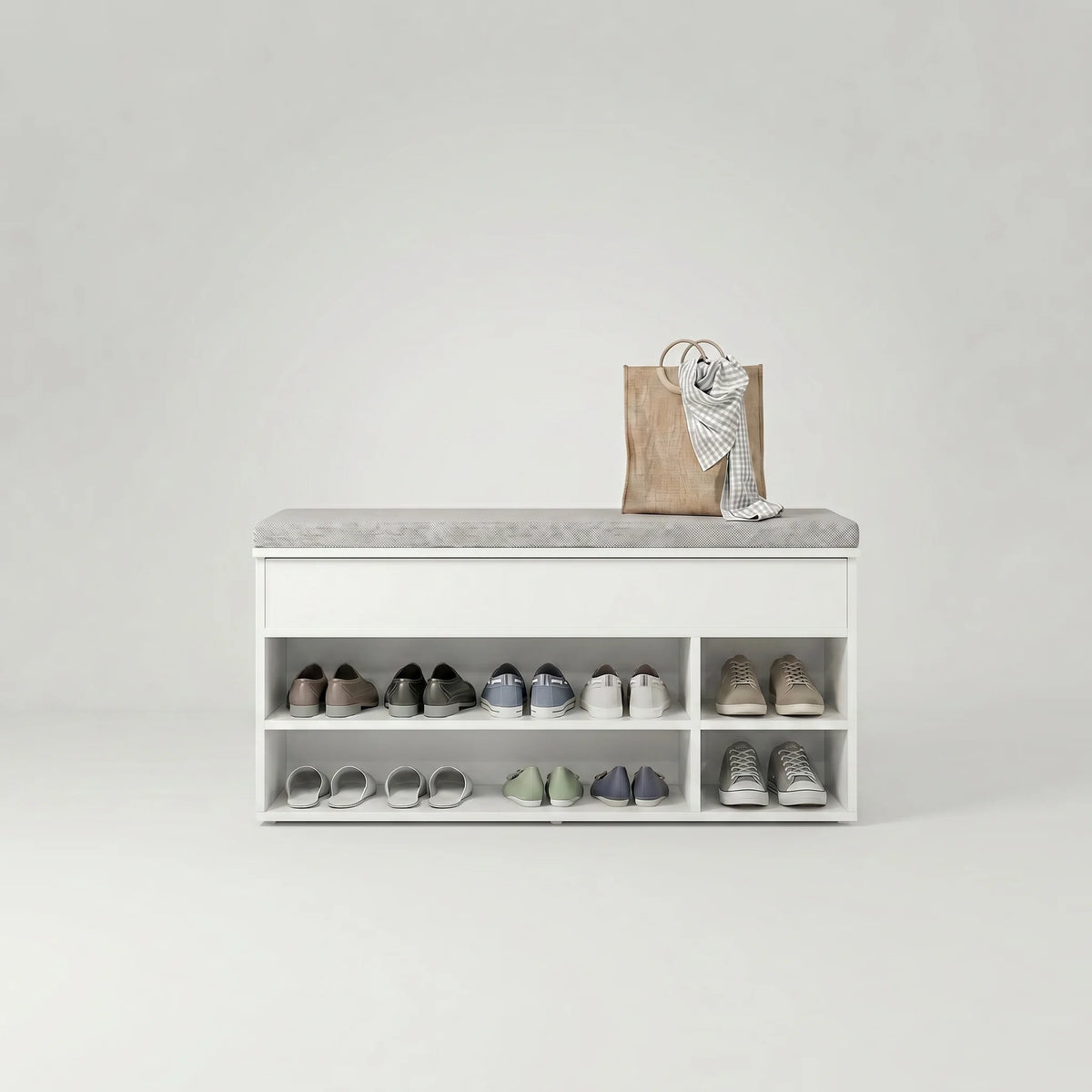 Photo originale du banc à chaussures blanc avec coussin gris et quatre niches ouvertes